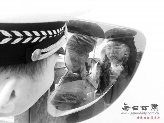 兰州一宝宝被锁车内20分钟 爸爸离去接家人差