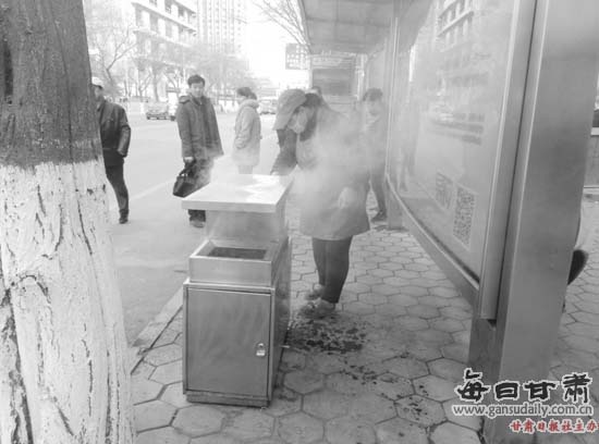早餐摊主灭火。 把未熄灭的烟头直接扔进垃圾桶,极易引发火灾事故。2月22日,兰州晨报记者在火车站西路兰州二十七中北行站候车时,发现垃圾箱被引燃,冒着滚滚浓烟。 记者看到,一辆公交车离站后,该公交站附近的一垃圾箱内冒出青烟。不到10秒钟工夫变成滚滚浓烟,紧接着就从里面蹿出火苗。垃圾箱着火了。记者见状,一边提醒站在车站候车的市民,一边向附近早餐摊点师傅求助。一位女摊主立即端着一盆水泼进垃圾箱里;火苗仍在上蹿,她又泼了一盆水。另一摊主见状后,也将一盆水泼进垃圾箱,垃圾箱的火终于被泼灭。市民刘先生