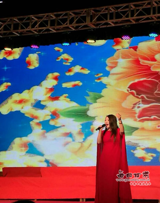 本网专访甘肃籍歌手高翊菲 讲述新作《胡杨树