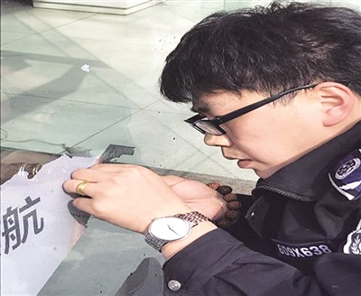 兰州城关区执法局清理整治破损户外广告、橱窗