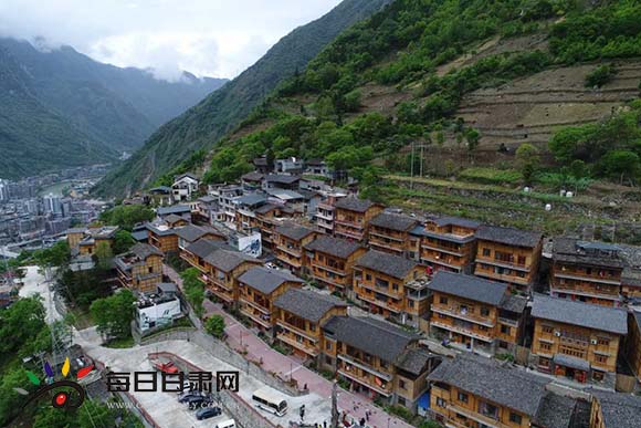 雅安市雪山村航拍(新湖南郭立亮摄) 重建新村新居新景新生活 5月6日一早,采访团一行驱车前往位于雅安市宝兴县的雪山新村。车过灵关隧道,原本阴霾的天空瞬间放晴。此时位于半山腰的雪山新村,一座座青瓦黄墙的川西特色民居错落有致,在蓝天白云的衬托之下,宛如一座天空之城。 震后重建的雪山村,作为宝兴县旅游发展的一张新名片,全力打造出了一条精品农家休闲旅游发展之路。无论是颇具川西民居特色的建筑,亦或是穿插其间的熊猫元素装饰,都在向世人展现它独特的魅力。 居住在雪山新村2号的村民李勇,重建