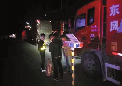 记兰州城关区环卫局渣土排放管理所夜查人员-