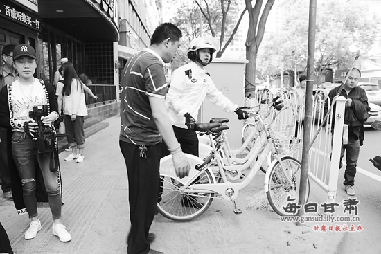 兰州城关交警大队专项整治共享单车乱停乱放-