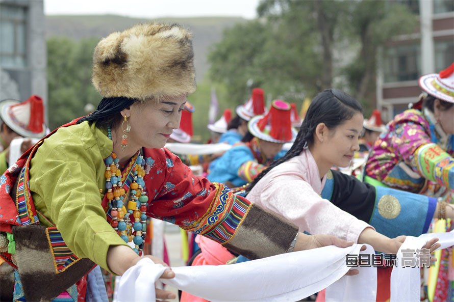 裕固族人口_甘肃肃南 裕固族传统服饰展现民族文化魅力(2)