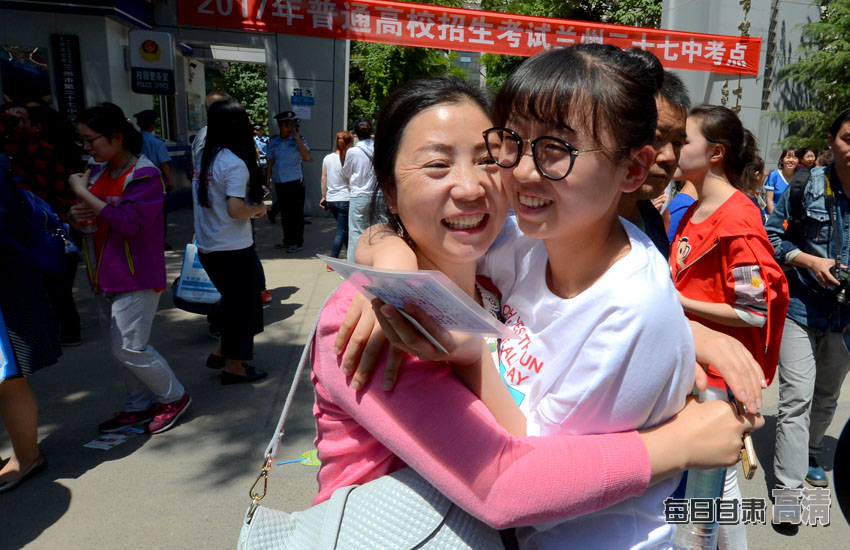 关注2017甘肃高考:考场外的温情大戏(图)-甘肃