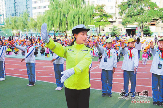 兰州七里河交警大队民警为小学生上 交通安全