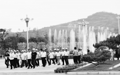 【图片新闻】游客在甘肃金徽酒业生态园里游览