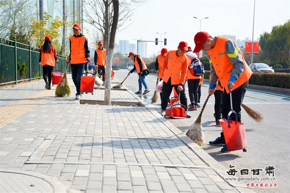 甘农大学生志愿者替岗扫街 让环卫工人歇歇