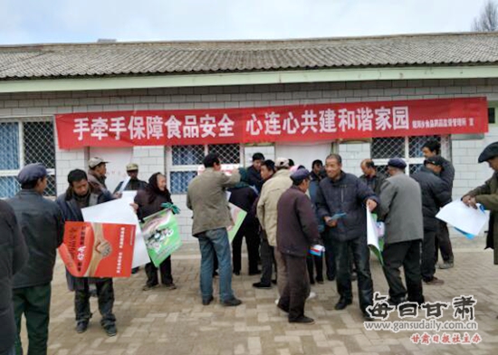 每日甘肃网讯(通讯员姚明龙)为进一步提高广大农村群众识别假劣食品药品的能力,增强食品安全意识,切实保护消费者舌尖上的安全。近日,陇阳食药监所组织执法人员深入村社开展食品药品法规知识宣传活动,向农村群众宣传食品药品安全知识。 活动通过悬挂宣传标语,发放食品药品法规及科普知识宣传资料,接受群众关于饮食用药安全方面的现场咨询等多种形式进行宣传。同时,执法人员耐心向群众讲解假劣药品识别、无证经营、药品不良反应、食品安全等知识,倡导村民养成健康科学的饮食习惯,鼓励群众发现假劣食品药品、及时向监管部门举报