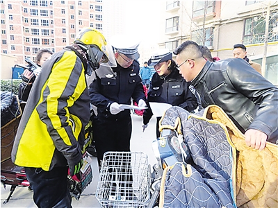 兰州市河北交警大队为辖区美团外卖电动车上门挂牌