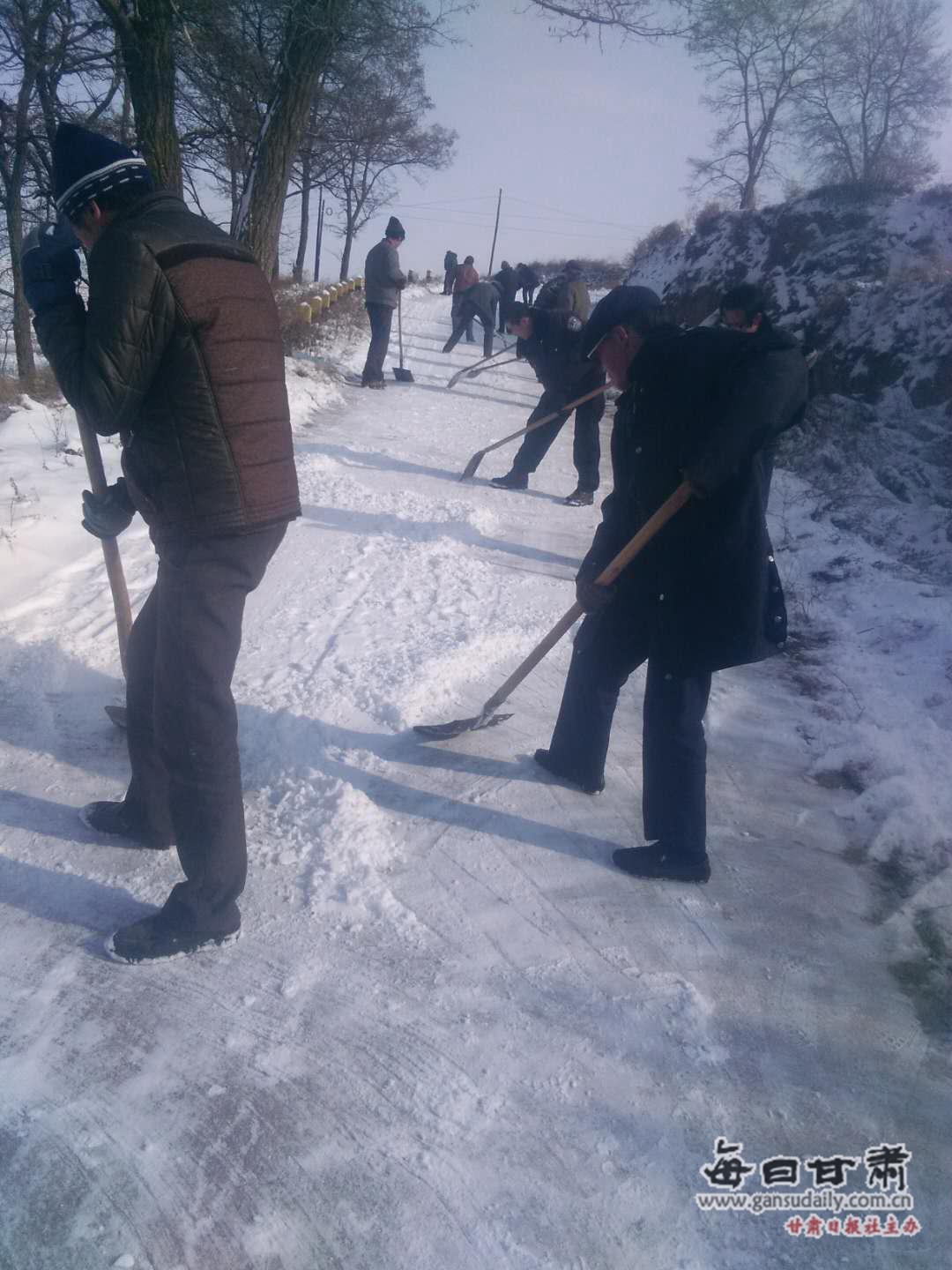 【工行温度.暖心闻】扫雪的路长,心却更暖