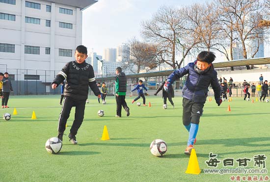 【图片新闻】甘肃精英足球队的孩子们进行冬季