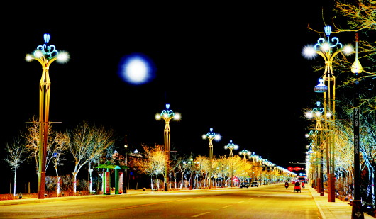 灯光璀璨的阿克塞县城夜景