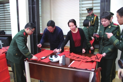 文艺家志愿者为兰州市公安消防支队官兵送祝福