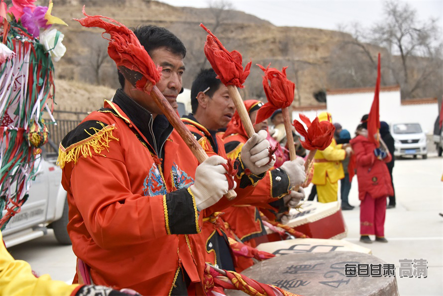 网络媒体走转改定西三湾村停歇了25年的社火为啥又耍了起来
