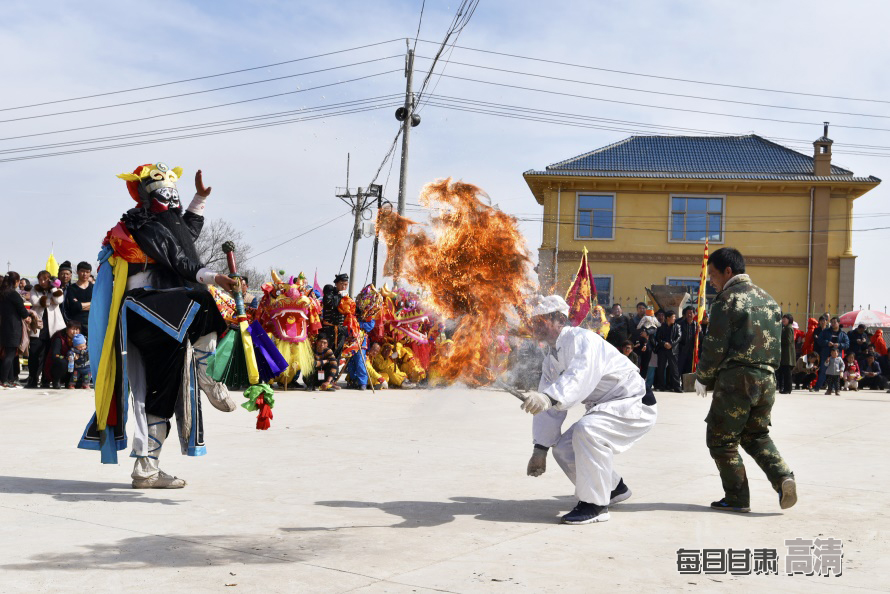 【网络媒体走转改】陇西:千人共跳秧歌舞 千人同吃秧歌宴-甘肃-每日