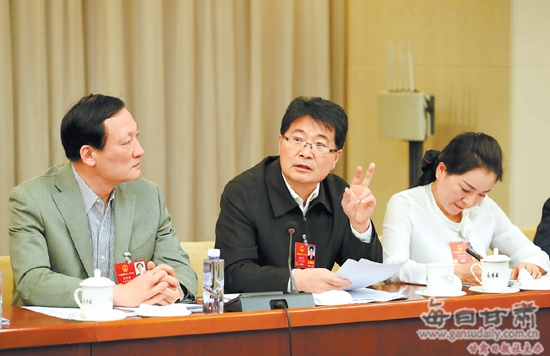甘肃代表团分组继续审议政府工作报告 杨晓渡