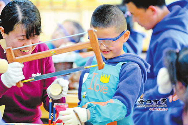 木工体验课:锯子、锤子进入兰州幼儿园课堂