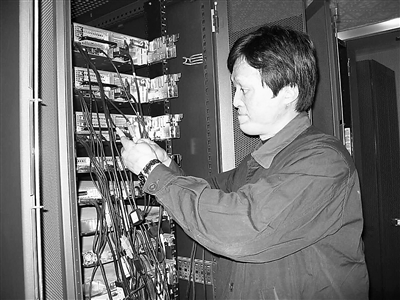 【我奋斗 我幸福】兰州西固热电有限责任公司信息中心网络工程师荣卫民—— “别人能,自己就能” 无手指照样玩转IT行业林豆豆向李讷敬酒