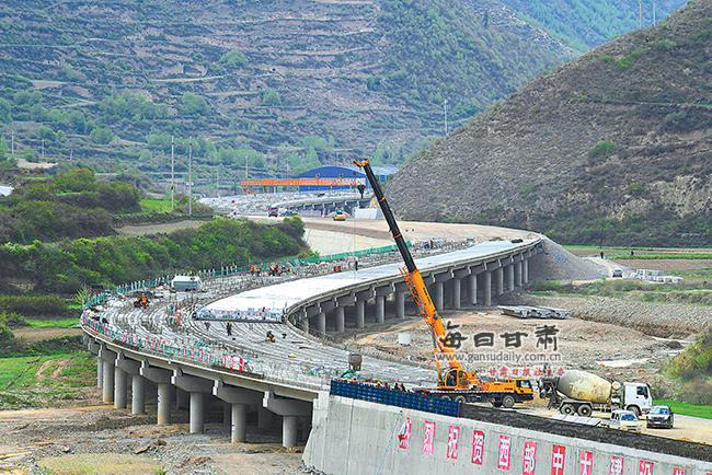 【图片新闻】渭武高速公路秋末河三号大桥施工现场一派忙碌景象