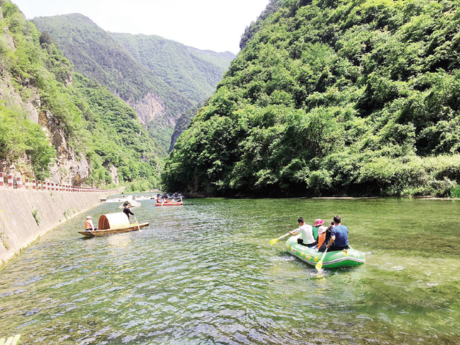 每日甘肃网 陇南 徽县  游客在徽县月亮峡风景区观光游玩.