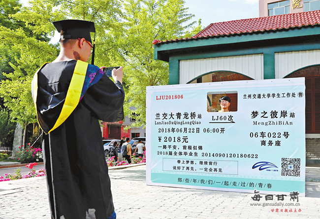 3、陕西高中毕业证图片：陕西高中毕业证照片背景是什么