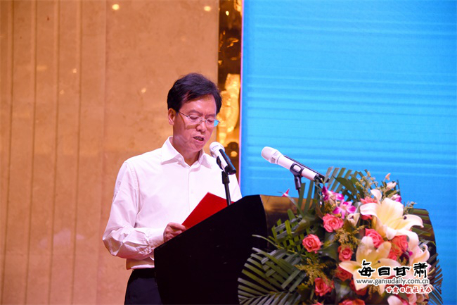 省政协副主席,庆阳市委书记贠建民致辞.