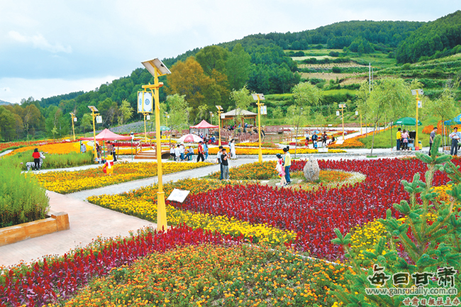 临潭县八角镇,冶力关镇大力发展乡村旅游,带动贫困群众脱贫致富.