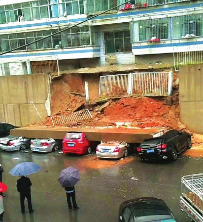 白银强降雨致一小区围墙倒塌 砸扁5辆小车