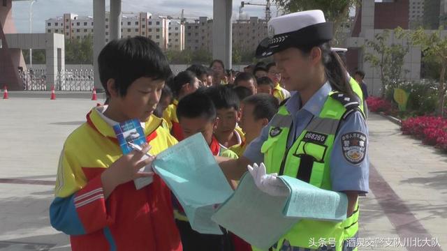 川北高速公路大队开展“小手拉大手 安全路上走”宣传活动