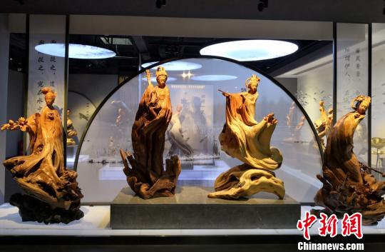 甘肃收藏达人展出根雕作品人物神态逼真生动