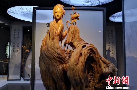 图为根雕古代美女生态逼真。 刘玉桃 摄 图为根雕古代美女生态逼真。 刘玉桃 摄