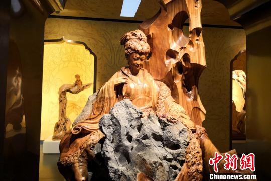 图为根雕古代美女。 刘玉桃 摄 图为根雕古代美女。 刘玉桃 摄