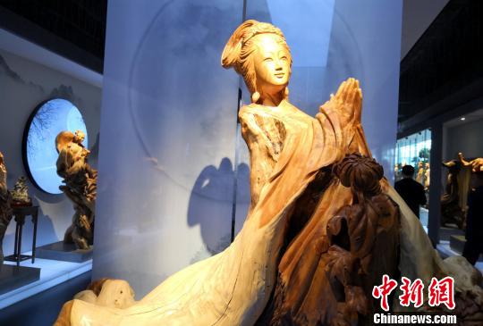 图为根雕作品“貂蝉拜月”。 刘玉桃 摄 图为根雕作品“貂蝉拜月”。 刘玉桃 摄