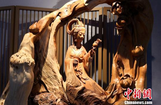 图为根雕美女作品。 刘玉桃 摄 图为根雕美女作品。 刘玉桃 摄
