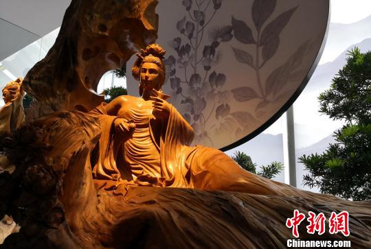 图为根雕美女作品。 刘玉桃 摄 图为根雕美女作品。 刘玉桃 摄