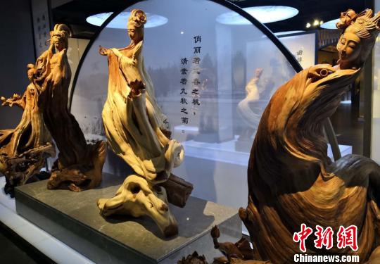 图为根雕“四大美女”。 刘玉桃 摄 图为根雕“四大美女”。 刘玉桃 摄