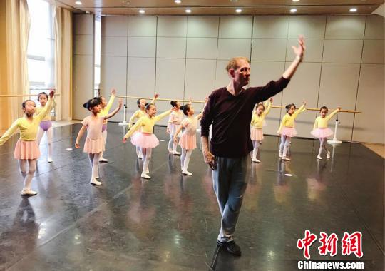 该剧特邀美国知名舞蹈编导布鲁斯·斯蒂尔参与编排创作。图为布鲁斯·斯蒂尔和孩子们上课、排练。甘肃大剧院供图 该剧特邀美国知名舞蹈编导布鲁斯·斯蒂尔参与编排创作。图为布鲁斯·斯蒂尔和孩子们上课、排练。甘肃大剧院供图
