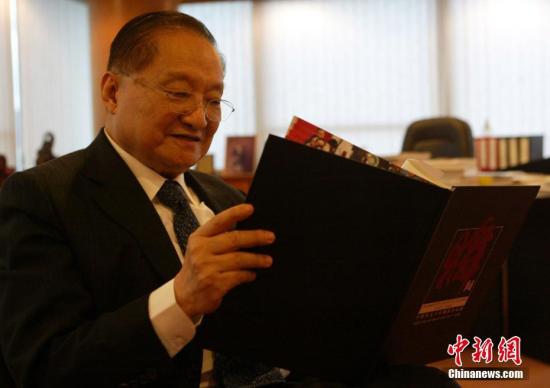 2007年6月28日,金庸先生在香港接受<a target='_blank' data-cke-saved-href='http://www.chinanews.com/' href='http://www.chinanews.com/'>中新社</a>记者专访。<a target='_blank' data-cke-saved-href='http://www.chinanews.com/' href='http://www.chinanews.com/'>中新社</a>记者 任海霞 摄 点击进入下一页