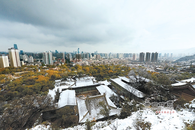 雪虽不大,却把美丽的兰州市五泉山公园装扮得更加迷人,市民纷纷到公园