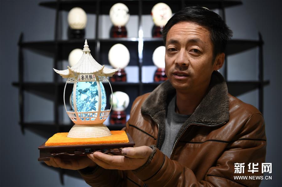 (社会)(4)民间艺人杨星国:让蛋壳“起舞”