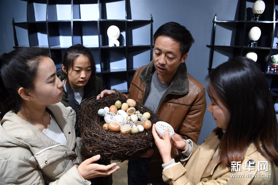 (社会)(5)民间艺人杨星国:让蛋壳“起舞”