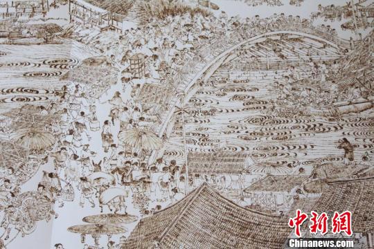 图为以烙画形式绘制的《清明上河图》局部。 徐雪 摄 图为以烙画形式绘制的《清明上河图》局部。 徐雪 摄