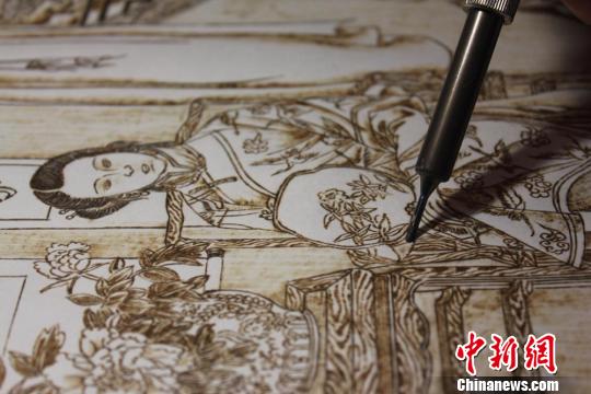 图为正在创作中的烙画作品。 徐雪 摄 图为正在创作中的烙画作品。 徐雪 摄
