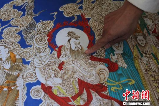 姜中创新的烙镂画技艺,多应用于在宣纸上临摹古典长卷。 徐雪 摄 姜中创新的烙镂画技艺,多应用于在宣纸上临摹古典长卷。 徐雪 摄