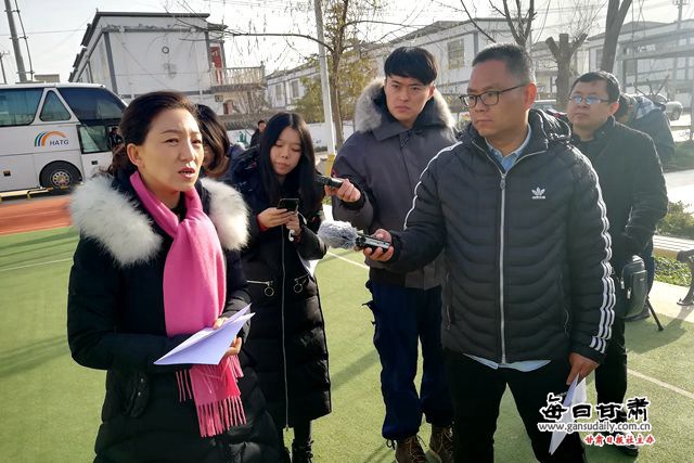 清水县黄门镇党委书记庞娟接受记者采访,介绍小河社区建设和发展情况.