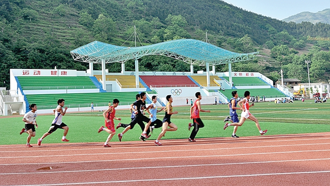 康县一中学生在学校体育场锻炼.