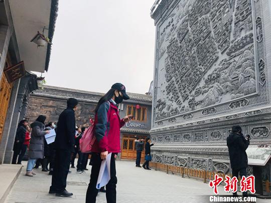 图为甘肃“庆祝改革开放40周年全媒体采访团”在八坊十三巷集中采访。 艾庆龙 摄 图为甘肃“庆祝改革开放40周年全媒体采访团”在八坊十三巷集中采访。 艾庆龙 摄