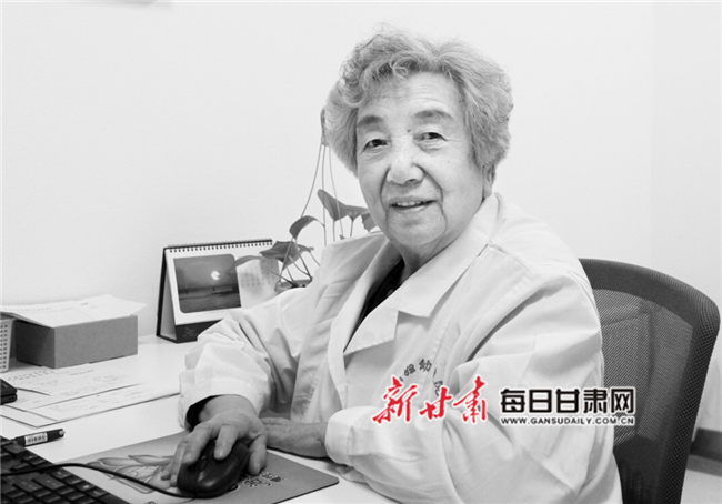 甘肃省妇幼保健院90岁老专家罗毓惠坚持行医