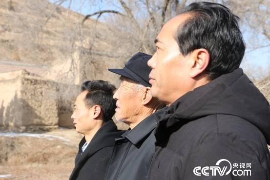 张寿和父亲张富清、侄子张文斌。